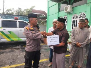 Polsek Bukit Raya Melaksanakan Kegiatan Jumat Barokah Bagikan Paket Sembako di Masjid Al Ikhlas Kelu